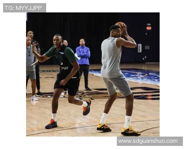 雄鹿新援特纳半场数据全面 7分6板3助4帽三分命中1球表现亮眼